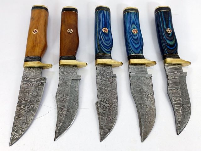 10 pieces Damascus steel fixed blade round scale skinning knives lot with Leather sheath. Over 70 inches long Damascus steel knives in assorted colors