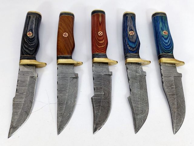 10 pieces Damascus steel fixed blade round scale skinning knives lot with Leather sheath. Over 70 inches long Damascus steel knives in assorted colors
