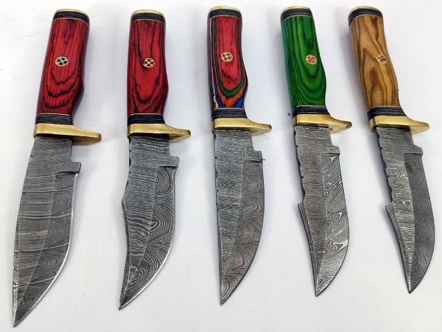 10 pieces Damascus steel fixed blade round scale skinning knives lot with Leather sheath. Over 70 inches long Damascus steel knives in assorted colors