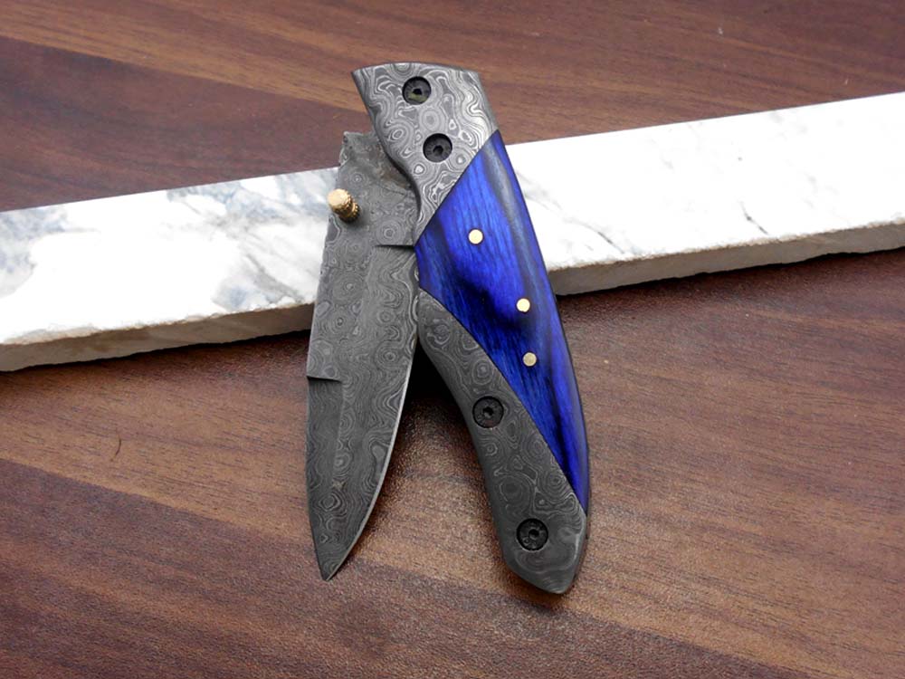 4 pieces Damascus steel folding knives set, Pocket clip, Liner lock, Leather sheath. Includes Black, Brown, Red & blue colors