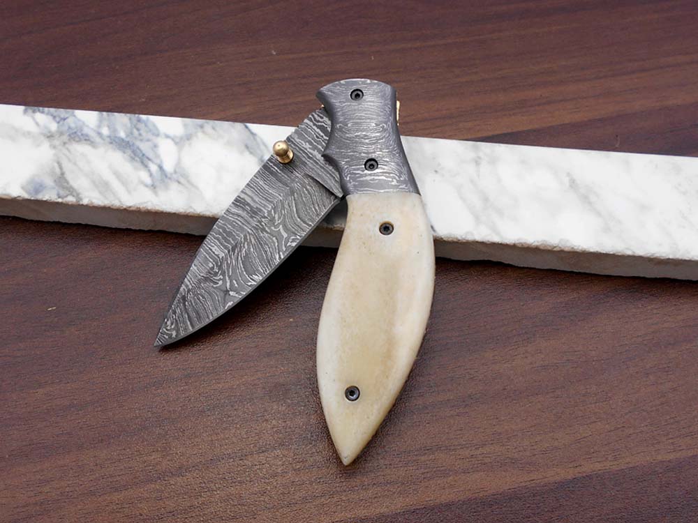 7.5" Folding Knife, 3.5" Legal Hand Forged Twist Pattern Damascus Steel Blade, Black and White Scales Available, Pocket Knife, Liner Lock & Thumb knob Equipped, Cow Hide Leather Sheath