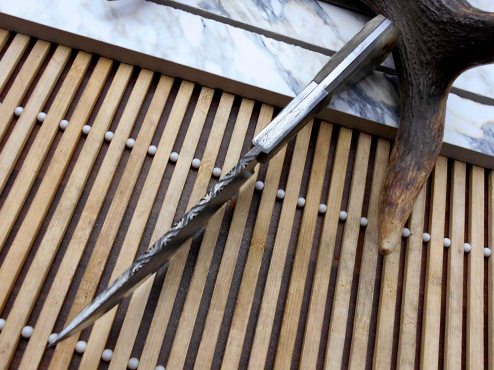 8.7"long Damascus steel Ram horn scale with bolster custom made compact skinning Knife full tang Hand Forged 4" blade cow leather sheath