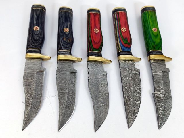 10 pieces Damascus steel fixed blade round scale skinning knives lot with Leather sheath. Over 75 inches long Damascus steel knives in assorted colors