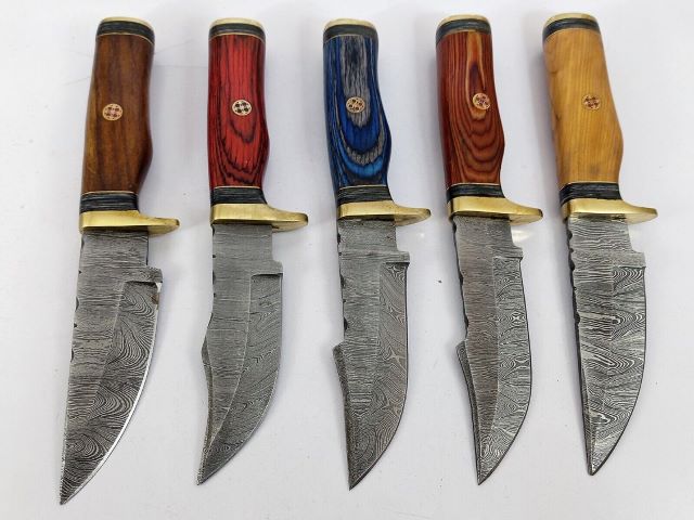 10 pieces Damascus steel fixed blade round scale skinning knives lot with Leather sheath. Over 75 inches long Damascus steel knives in assorted colors