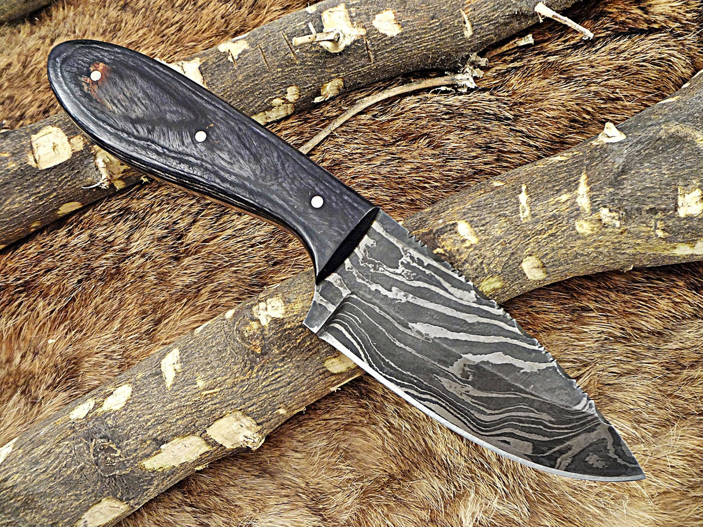 7.5" compact skinning Knife with 4" full tang Damascus steel blade, Available in 2 colors scale, includes Cow hide Leather sheath