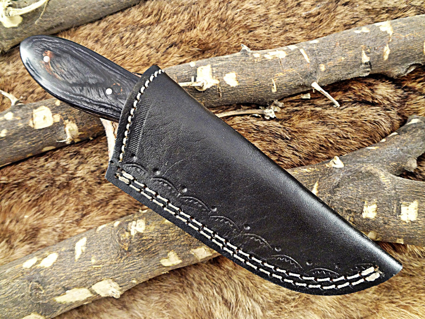 7.5" compact skinning Knife with 4" full tang Damascus steel blade, Available in 2 colors scale, includes Cow hide Leather sheath