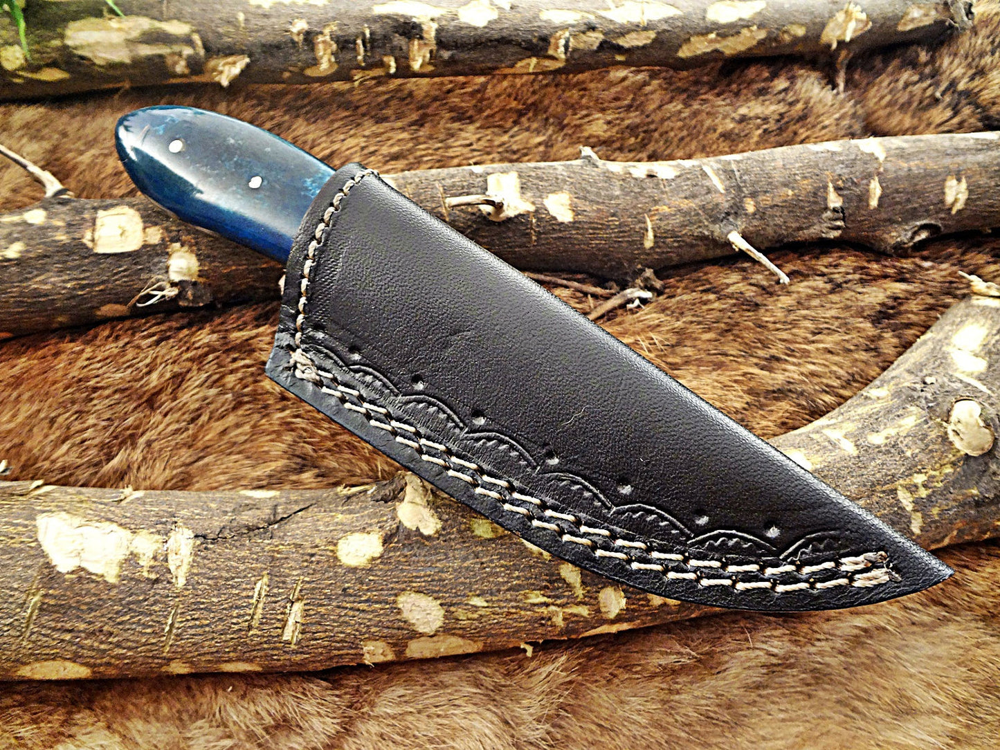 6.5" Long compact pocket Knife, full tang Damascus steel 3" drop point blade, Available in Blue and white scales, Cow hide Leather sheath included